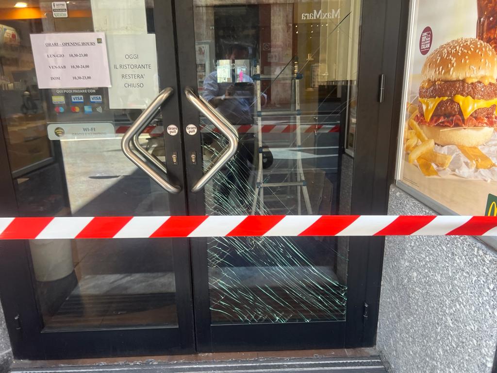 Genova, sfondano la vetrina e svaligiano il Mc Donald's di via XX settembre: arrestati 
