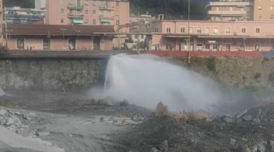 Genova, si rompe una grossa conduttura dell'acqua a Bolzaneto: maxi perdita nel Polcevera 