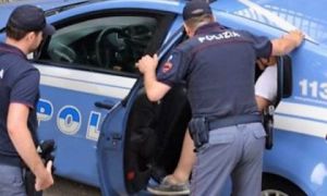 Genova, svaligiano un'officina e si fermano a dividersi il bottino in strada: arrestati due giovani