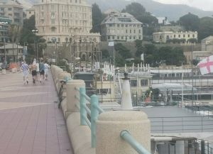 Genova, il Ferragosto in città: ciclisti e podisti in corso Italia, poca gente al mare 
