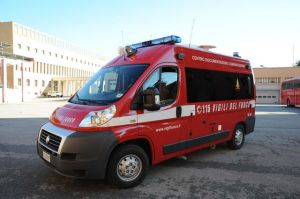 Genova, auto finisce fuori strada nel parco del Peralto: feriti anche due bambini, il conducente era ubriaco