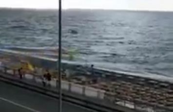 Tromba d'aria a Vesima, volano via ombrelloni e sdraio. E il video diventa virale