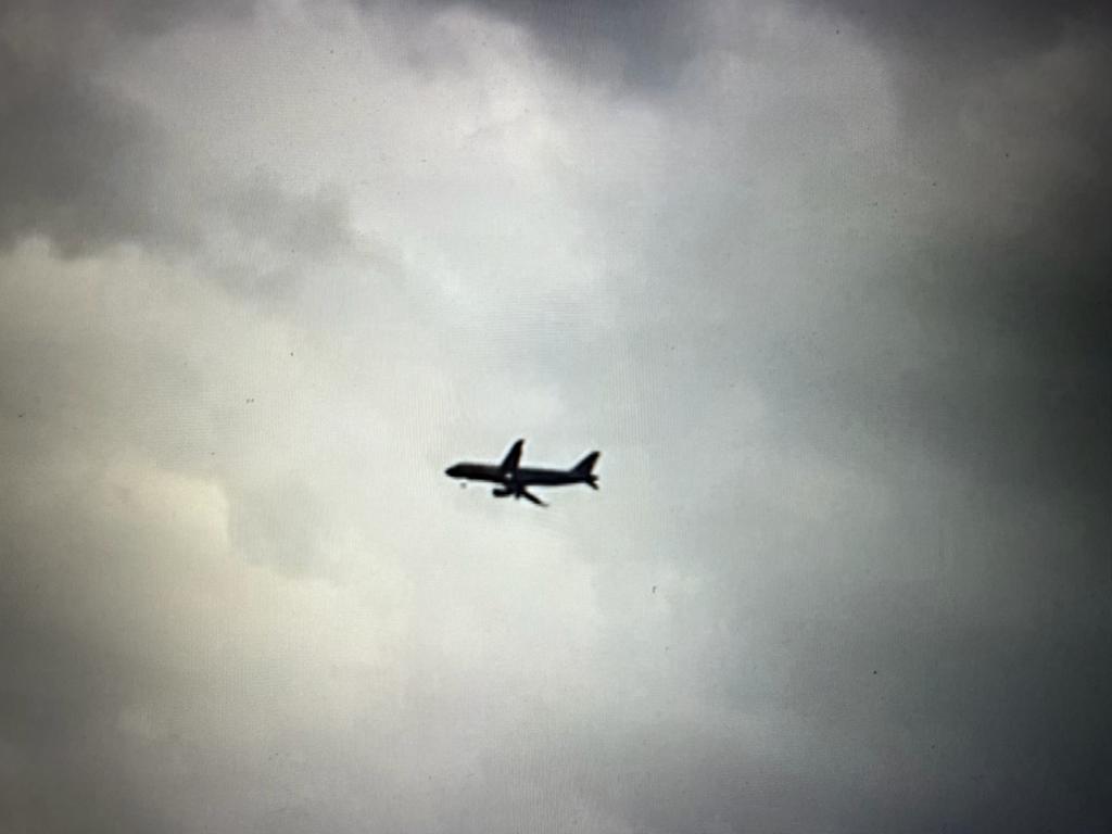 Maltempo e guai tecnici: paura all’alba sul volo Genova-Roma. Il video esclusivo