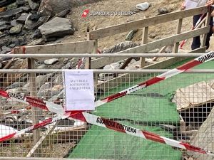 Arenzano, spunta uno stabilimento balneare con ombrelloni, lettini e tavolini: era tutto abusivo