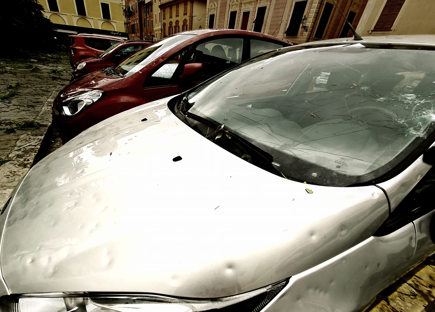 Maltempo in Liguria, oltre mille auto con problemi di carrozzeria: presi d'assalto i centri di sostituzione vetri