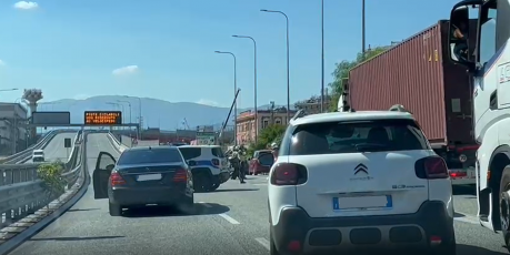 Veicolo in avaria sulla rampa d'accesso alla A10 di Genova Aeroporto, rallentamenti sulla Guido Rossa 