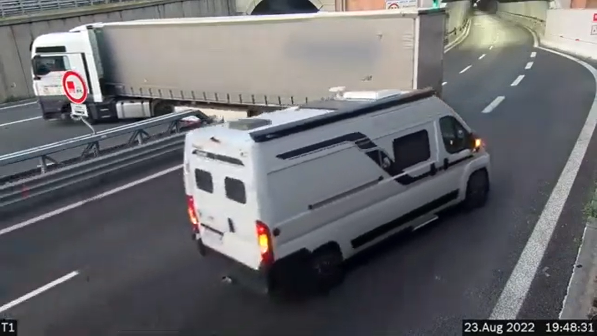 Autostrade Liguria, tir e auto fanno inversione sul nodo di Genova: fermati e multati