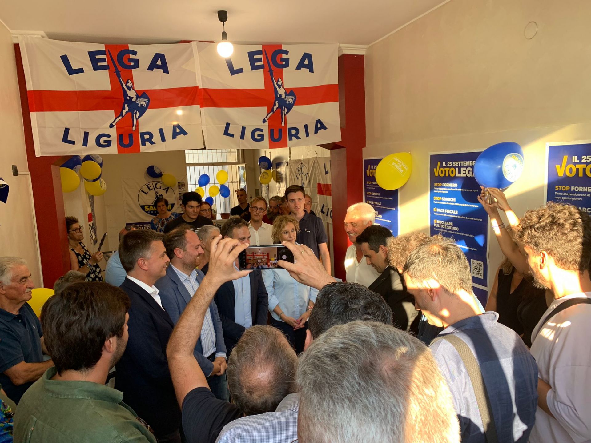 Elezioni, inaugurazione point Lega a Sanremo. Rixi: "Interrompere l'isolamento infrastrutturale ligure"