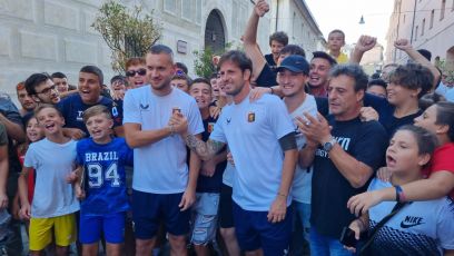 Genoa, l'abbraccio dei tifosi ad Aramu e Puscas