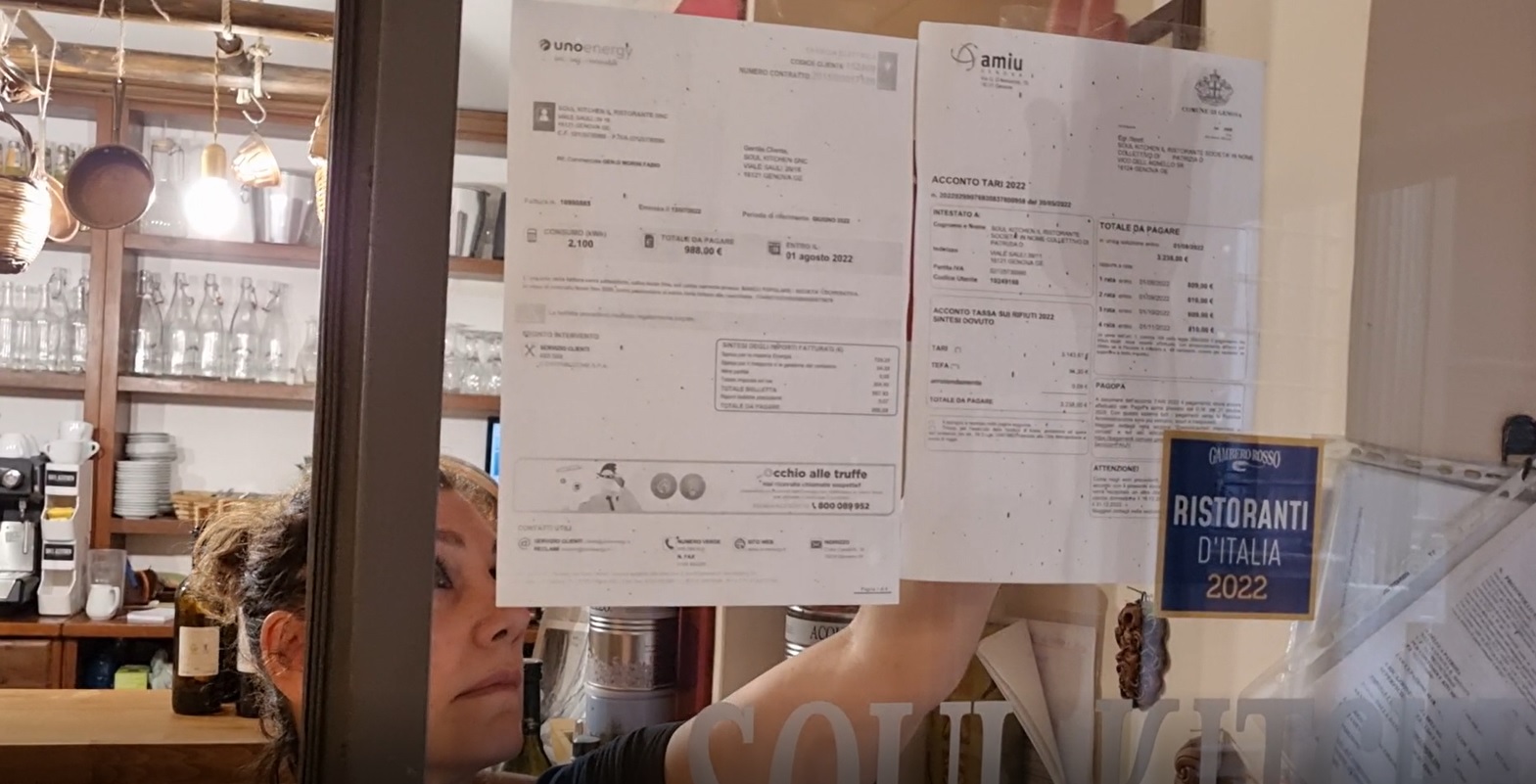 Caro energia, il ristorante mette le bollette in vetrina: la storia raccontata a Telenord