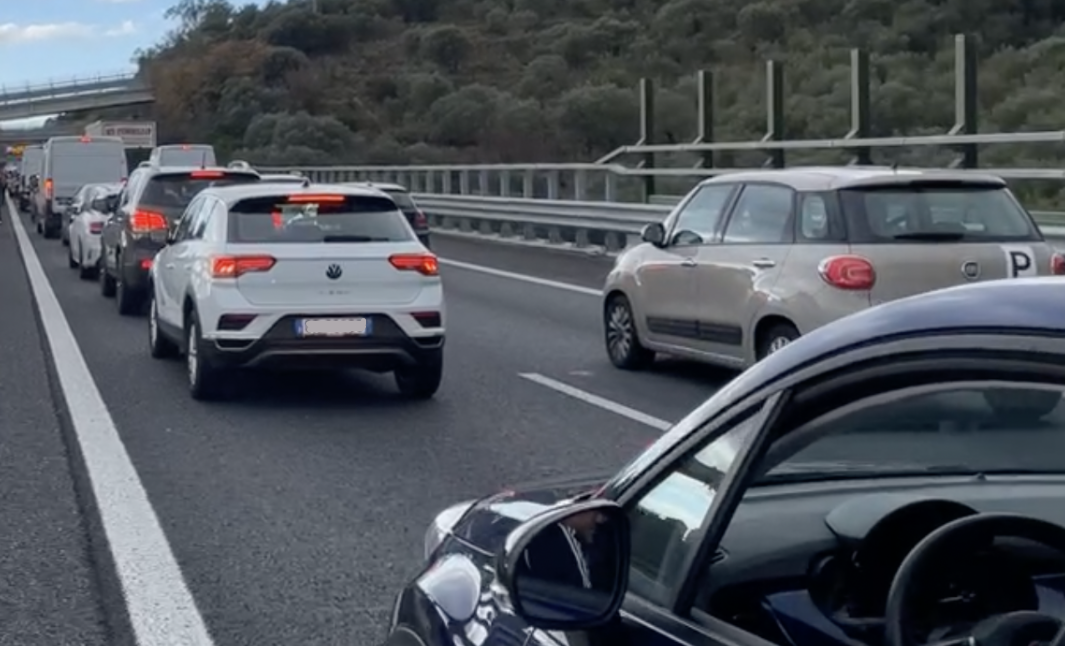 Autostrade Liguria, è il giorno del controesodo: code agli estremi della regione, a Sarzana e Ventimiglia