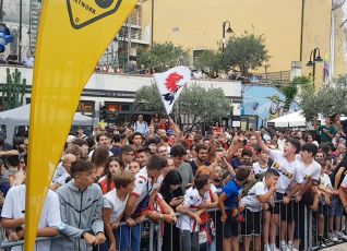 Genoa, grande festa ai giardini Luzzati per la presentazione ufficiale della terza maglia