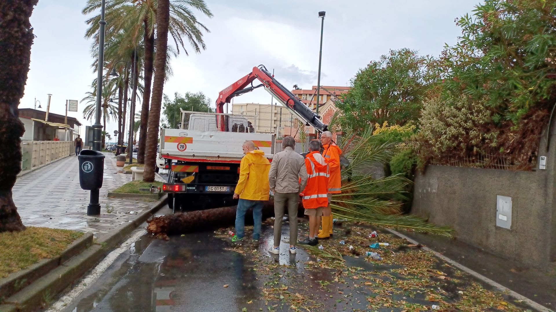 Maltempo in Liguria, Toti firma la richiesta per lo stato d'emergenza: danni per cinque milioni