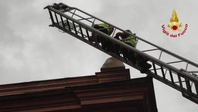 Cogoleto, chiesa di Santa Maria Maggiore colpita da un fulmine: i Vigili del fuoco rimuovono l'intonaco pericolante