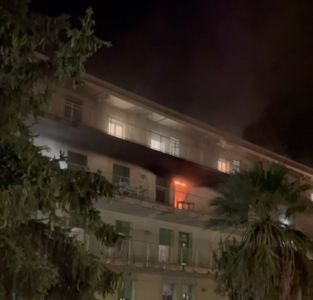 Pietra Ligure, incendio al Santa Corona: 77 pazienti evacuati, 3 intossicati, uno in terapia intensiva