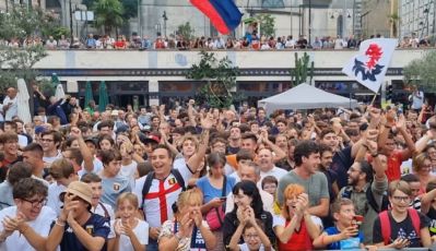Genoa, "fiaccolata" dei tifosi nella notte in corso Italia per festeggiare i 129 anni