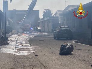 Incendio in un'azienda petrolchimica vicino Milano, sei feriti: pericoli per l'aria, il sindaco invita a chiudere le finestre