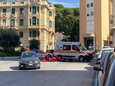 Genova, automedica contro scooter in via Trebisonda: motociclista grave al San Martino