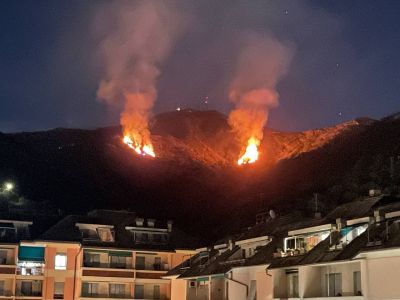 Genova, incendio sul monte Fasce: vigili del fuoco al lavoro per spegnere le fiamme