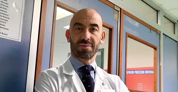Covid, l'infettivologo Bassetti: "Con sintomi lievi del virus non usare antibiotici"