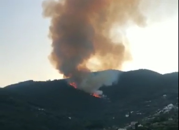 Sanremo, incendio nell'entroterra nelle vicinanze di un caseggiato