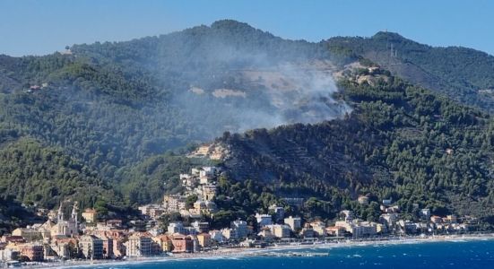 Incendio tra Alassio e Laigueglia, fiamme spinte dal vento: evacuati i residenti, danneggiati alcuni edifici