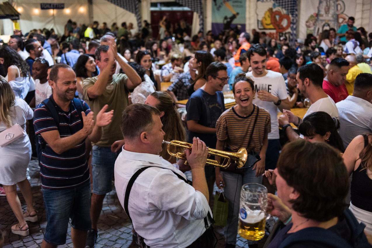 Genova, ultima settimana per l'Oktoberfest: dimostrazioni di spada medievale e serata country