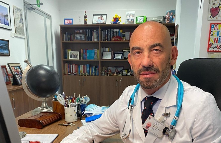 Covid, Bassetti: "Il virus rialzerà la testa, non tardiamo coi vaccini aggiornati"