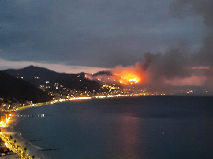 Alassio, nuovo incendio vicino alle case: evacuate alcune abitazioni