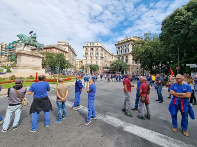 Genova, i lavoratori di Ansaldo Energia bloccano piazza Corvetto