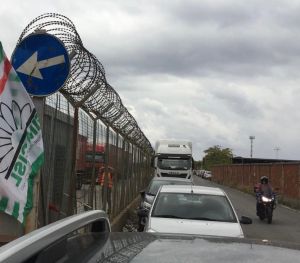 Genova, lavoratori bloccano i varchi d'accesso di Acciaierie d'Italia: stop alla protesta dopo diverse ore