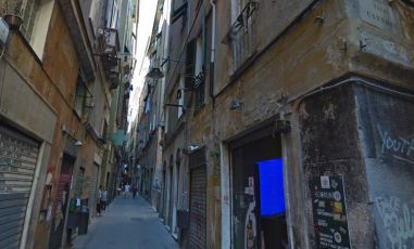 Genova, una finestra si stacca da un palazzo del centro storico: ferito un turista