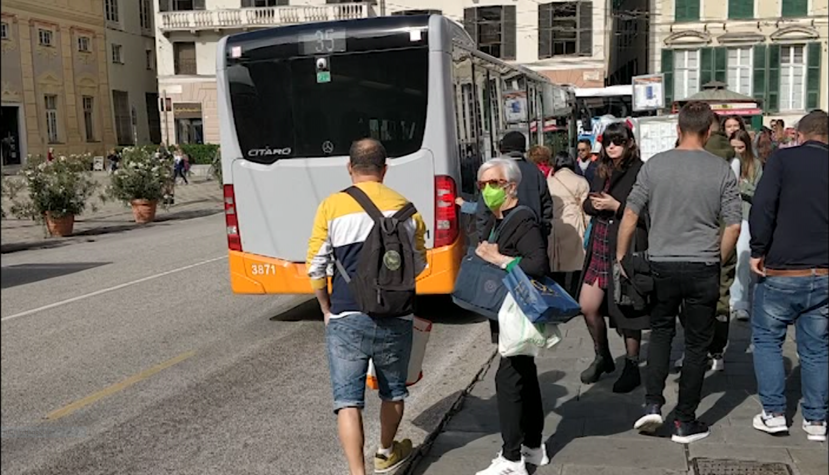 Mascherine, fine dell'obbligo sui mezzi pubblici in tutta Italia: ecco cosa pensano i genovesi