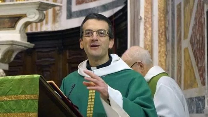 Bonassola, prete sospeso dalla Diocesi perché a favore matrimoni gay: i cittadini contestano sui social 