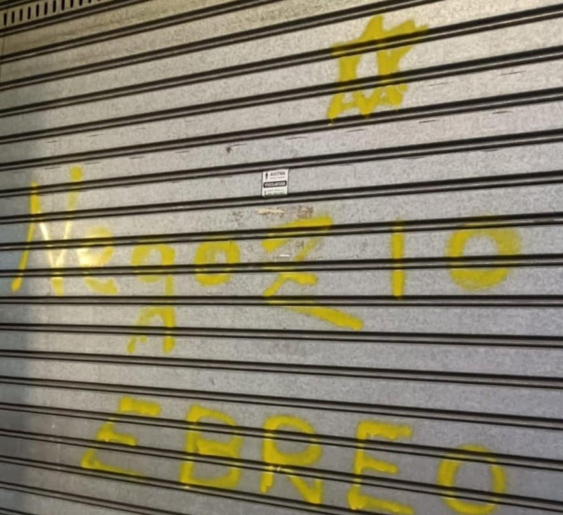 Genova, scritta antisemita su una pasticceria a Marassi