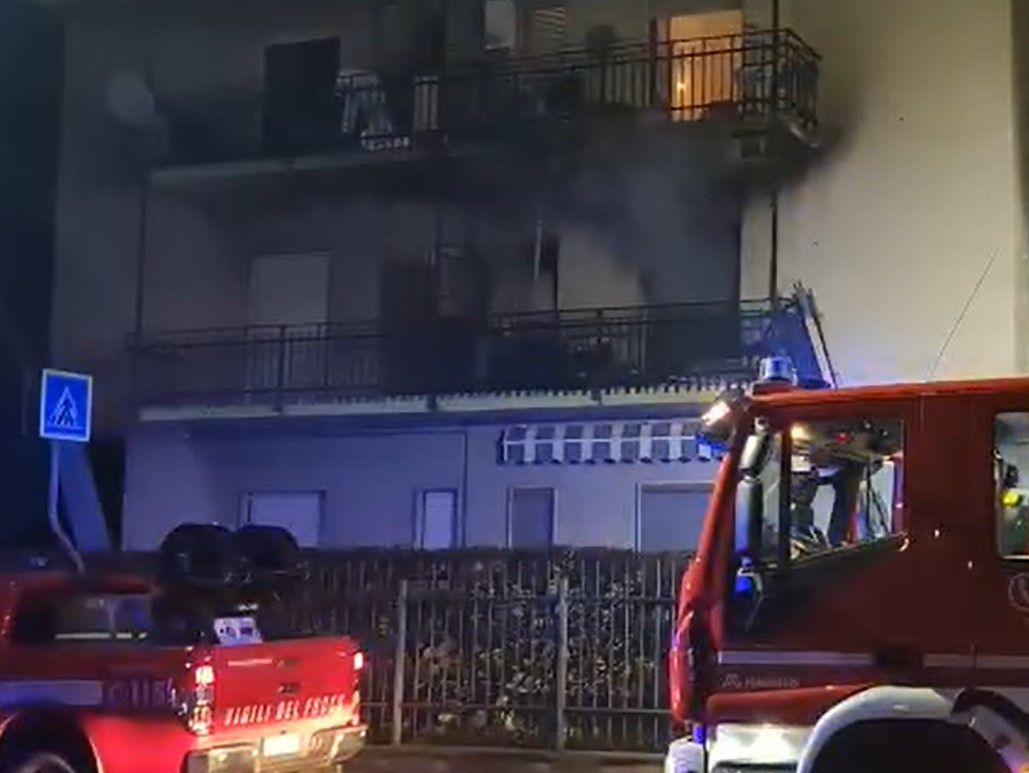 Albissola Marina, incendio in un appartamento: 12 intossicati, tra cui due bambini