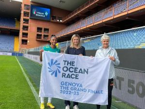 Genova, consegnate le bandiere di "The Ocean Race" alle allenatrici di Italia e Brasile
