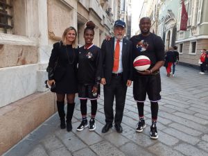 Genova, le star degli Harlem Globetrotters visitano la città: saranno di scena il 5 novembre all'Rds Stadium