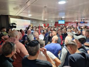 Ansaldo Energia, il corteo arriva all'aeroporto: occupato "finché non ci saranno risposte"