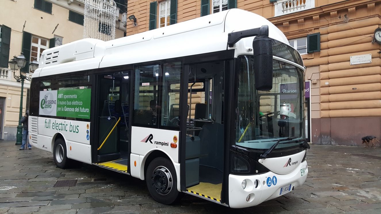 Genova, arrestati quattro minori e un maggiorenne: avevano aggredito un passeggero sull'autobus