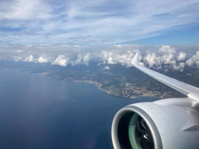 Ita Airways, il nostro viaggio sul nuovo Airbus A220: Genova dall'alto, l'atterraggio a Roma