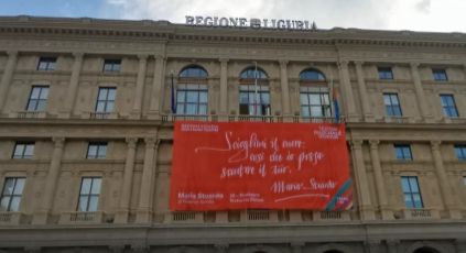 Genova, un drappo sulla facciata della Regione per la prima al Teatro Ivo Chiesa con "Maria Stuarda"