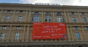 Genova, un drappo sulla facciata della Regione per la prima al Teatro Ivo Chiesa con "Maria Stuarda"