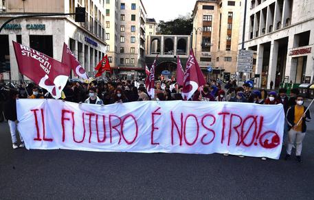 Scuola, sit in di protesta davanti al Miur: il 18 novembre a Roma sarà sciopero nazionale 