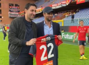 Genoa, Milito in campo prima della partita con la Spal: il saluto ai tifosi, la maglia regalata da Wonder