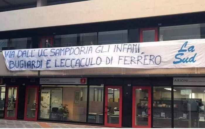 Sampdoria, striscione contro Ferrero appeso all'ingresso della sede: "Via infami, bugiardi e lecchini"