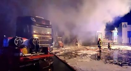 Arma di Taggia, incendio nel piazzale di una ditta: bruciano i rimorchi di tre tir