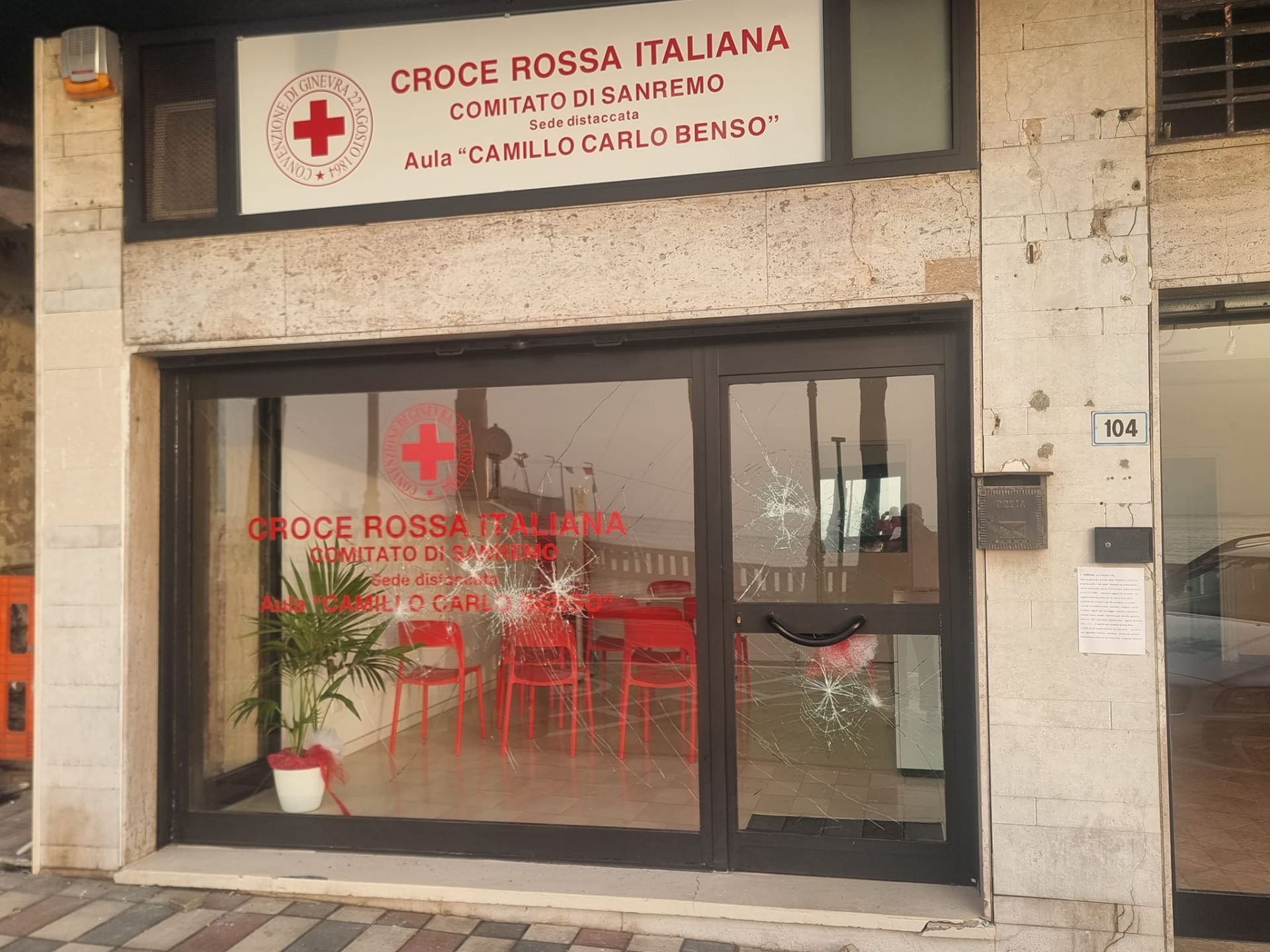 Sanremo, vandalizzata la sede della Croce Rossa in corso Imperatrice