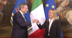 Governo, Draghi consegna alla Meloni la "campanella" del consiglio dei ministri