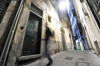 Genova, residente del centro storico fa sequestrare 700 capi d'abbigliamento contraffatti